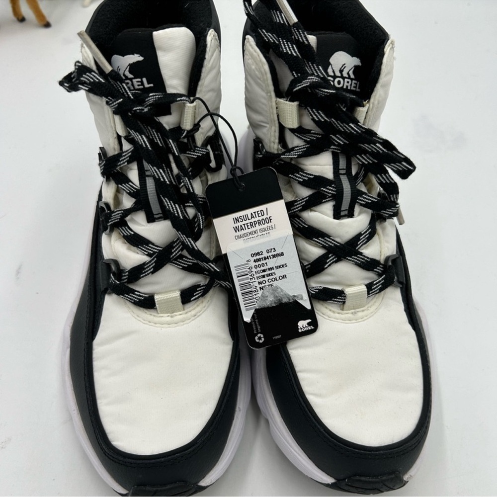 Women’s Sorel lace up insulated/waterproof boots size 8